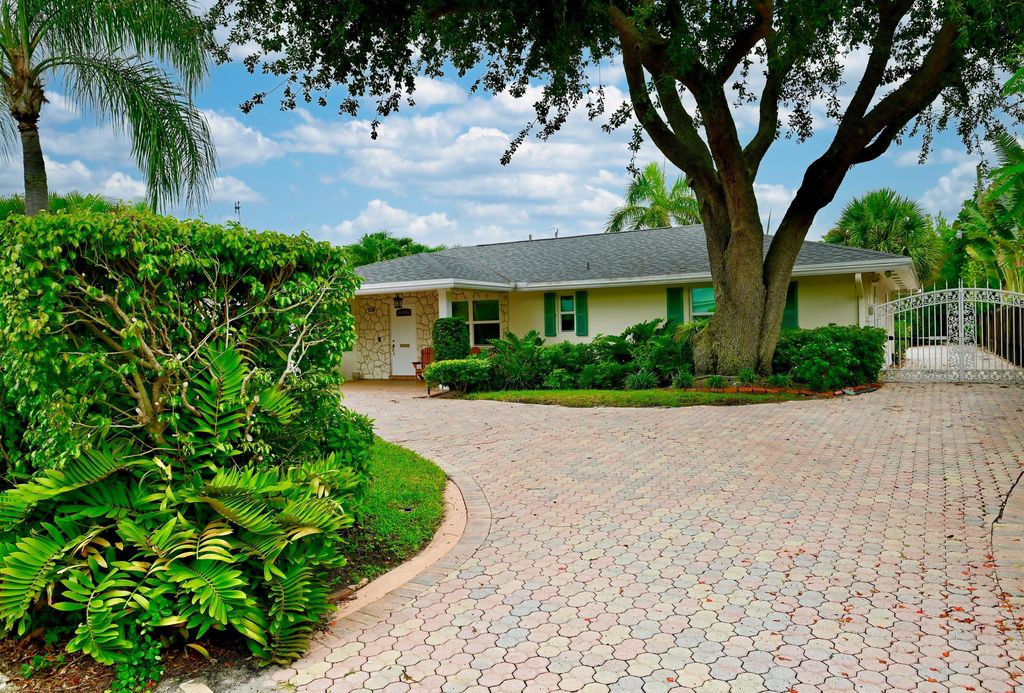 Photo of 129 Alhambra Place, West Palm Beach, FL 33405 (MLS # B26036507)