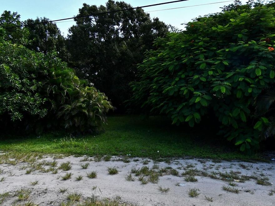 .24 acre lot inside city limits. Public water, sewer, natural gas, FPUA electric all available on this property.  Minutes away from shopping, downtown Ft Pierce, restaurants, Indian River State College, I-95, Florida Turnpike, boat ramps and beaches.