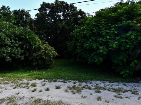 Photo of 2824 Oleander Avenue, Fort Pierce, FL 34982 (MLS # B26011498)