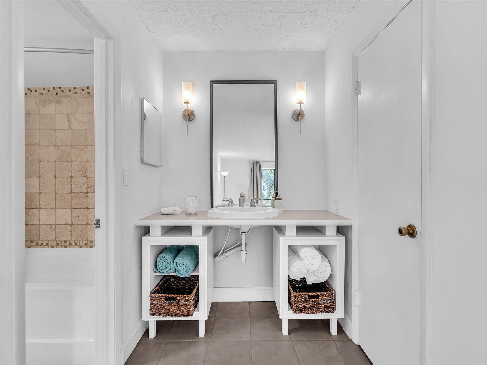 TOWN & COUNTRY ESTATES CO - Residential