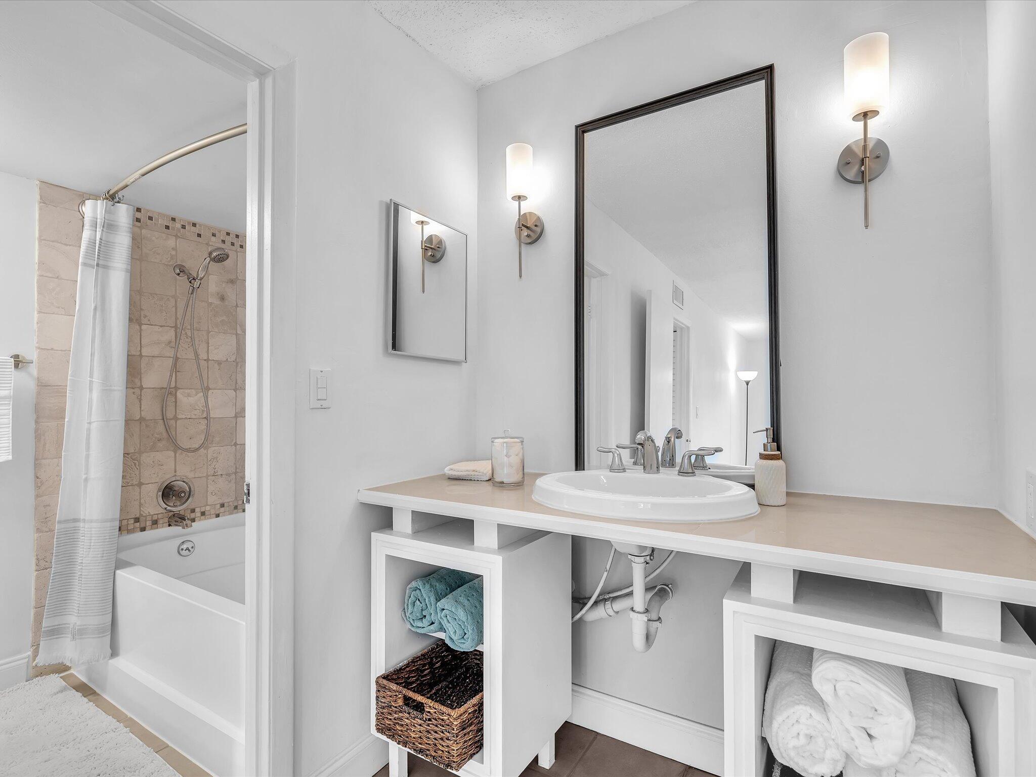 TOWN & COUNTRY ESTATES CO - Residential