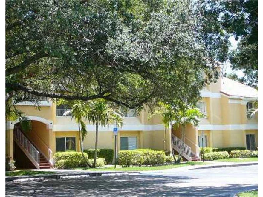 Great property in Oakland Park, FL, offers a stunning layout. Enjoy peace of mind and the best quality ownership for a rental in the area. ONLY ONE MONTH DEPOSIT REQUIRED for qualified tenants. All kitchen appliances installed and maintained by landlord.  One or Two years lease welcome in this beautiful home. PET FRIENDLY (some restrictions may apply). Easy to show - Vacant. HOA Approval Required - 21 days process.