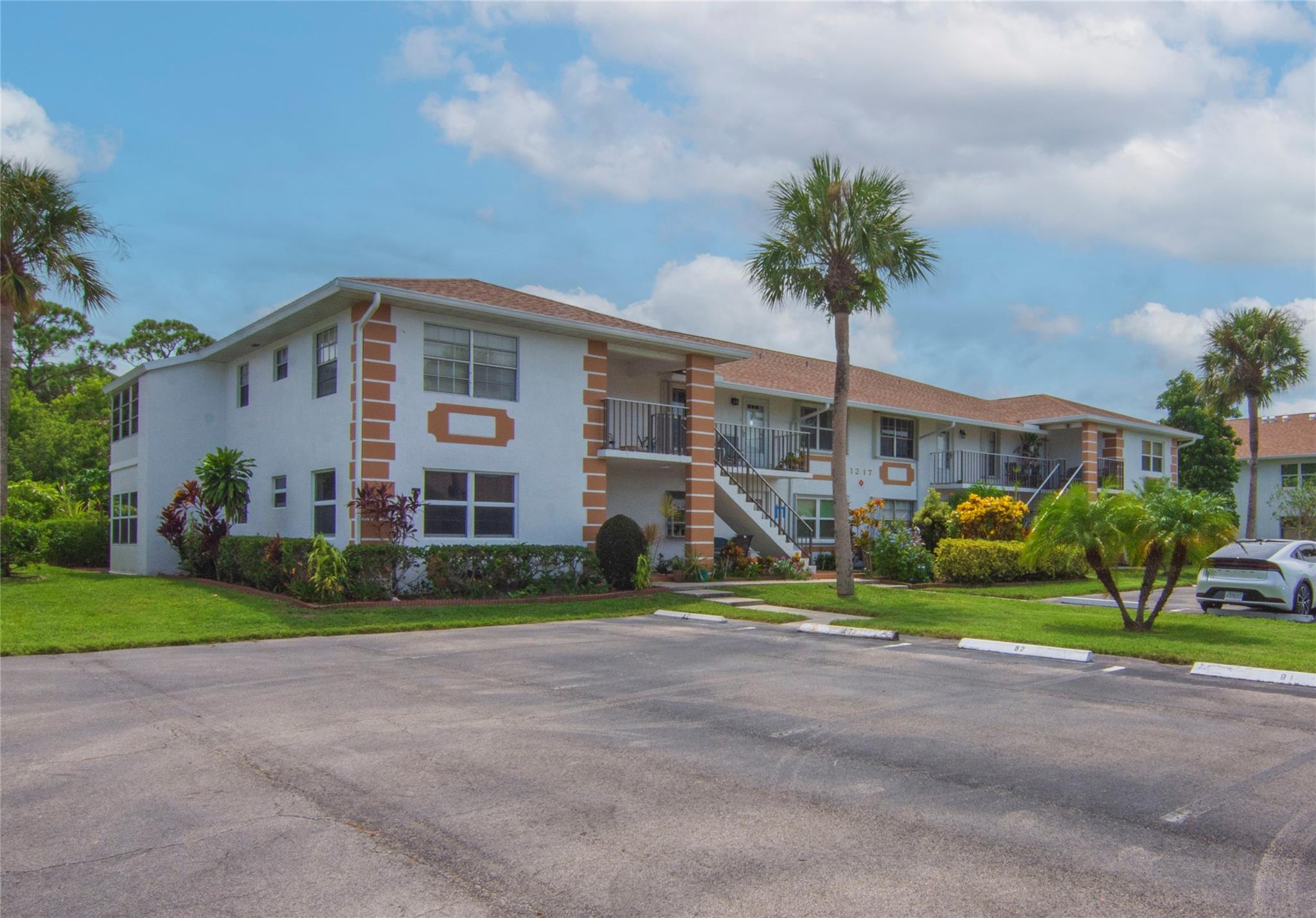 **?? Beautiful 2BR/2BA in High Point – Fort Pierce’s Premier 55+ Community!**
Enjoy easy, first-floor living in this updated unit featuring **wood floors**, **granite countertops**, an **enclosed patio**, and a peaceful garden view. Step right outside to your private patio—perfect for relaxing or entertaining.
?? **Community Perks:**
* Clubhouse & Social Events
* Heated Pool, Tennis & Shuffleboard
* Scenic Walking Paths
Minutes from shopping, dining, and **Treasure Coast beaches**, High Point offers the ideal blend of comfort, style, and active living.
**Don’t miss your chance to call this vibrant community home!**