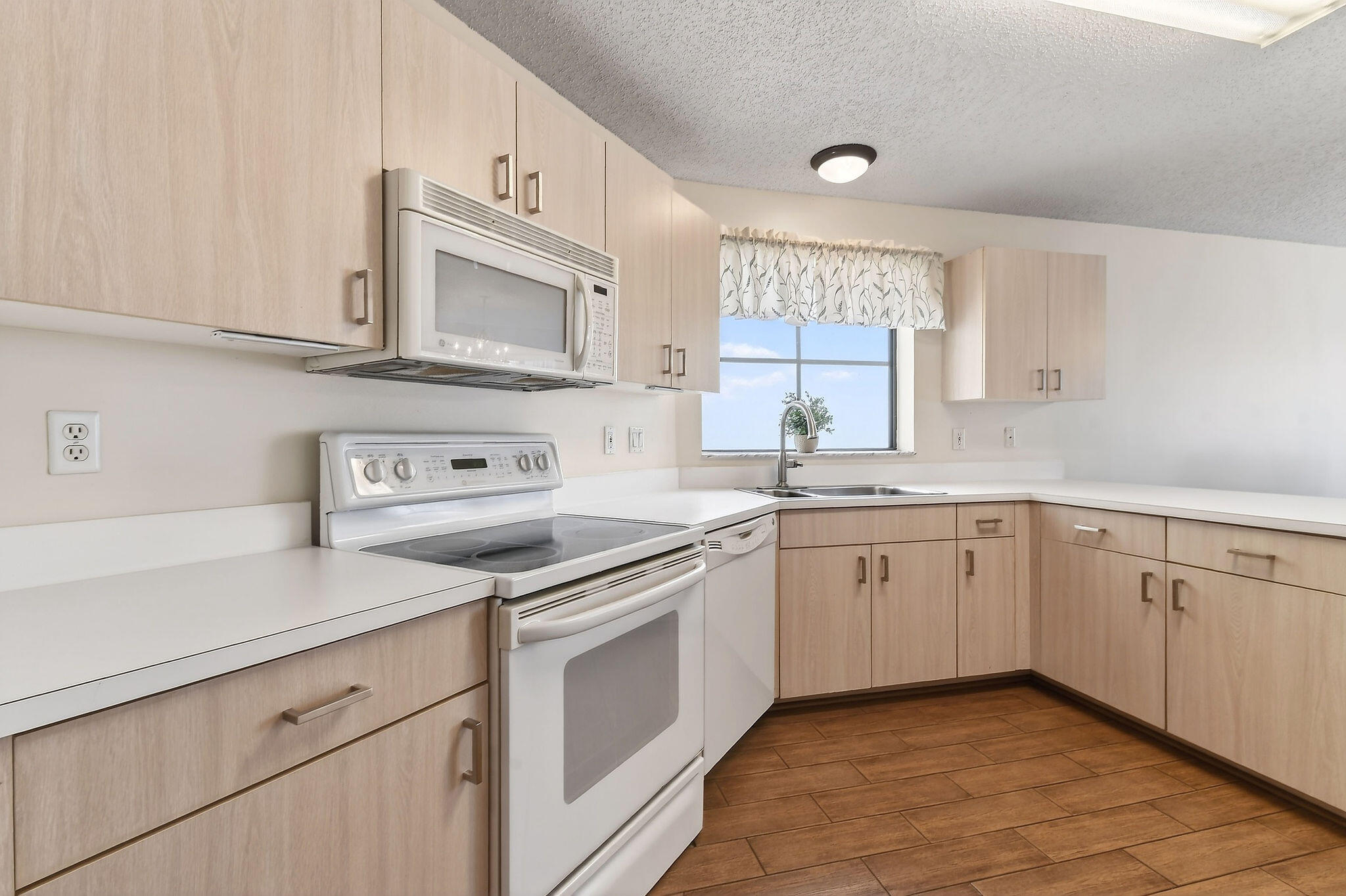 27-43-41~ TH PT OF NLY 662.08 FT OF WLY 374.41 FT - Residential