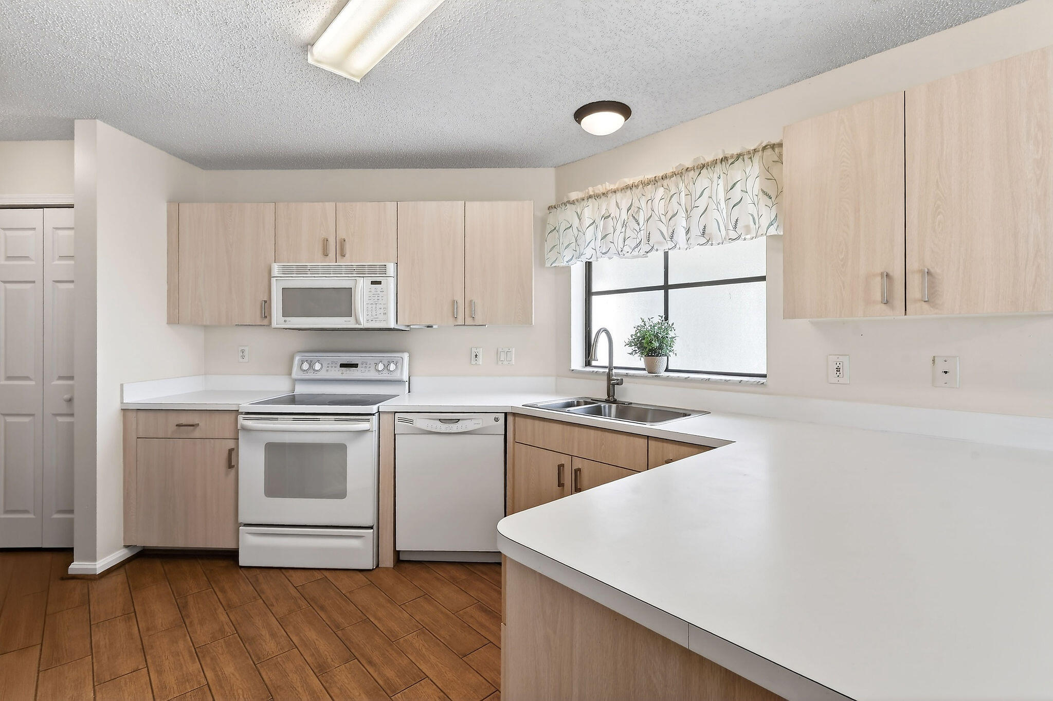 27-43-41~ TH PT OF NLY 662.08 FT OF WLY 374.41 FT - Residential