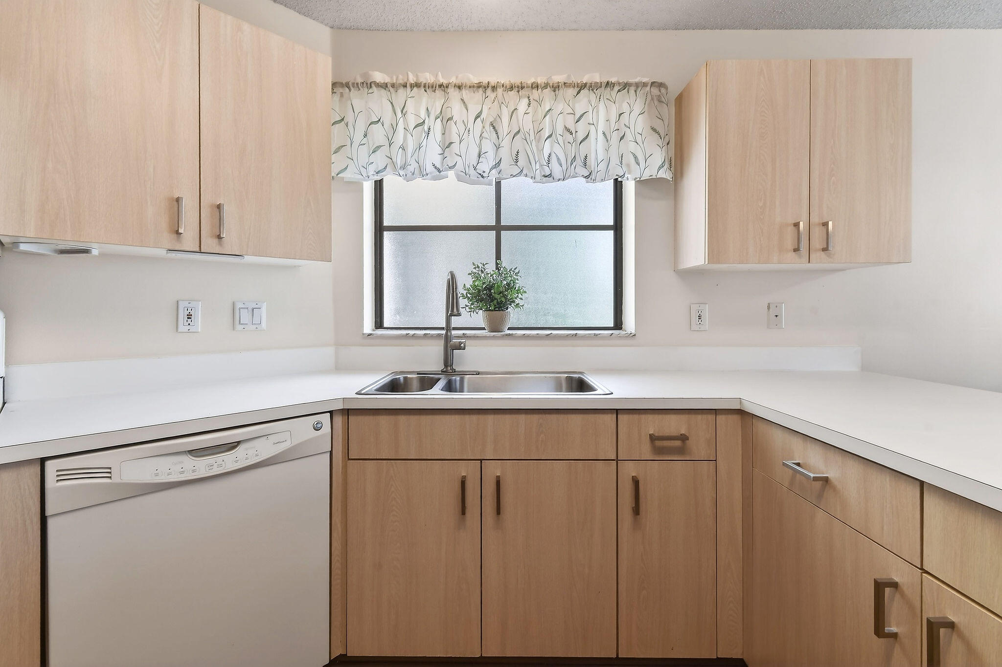 27-43-41~ TH PT OF NLY 662.08 FT OF WLY 374.41 FT - Residential