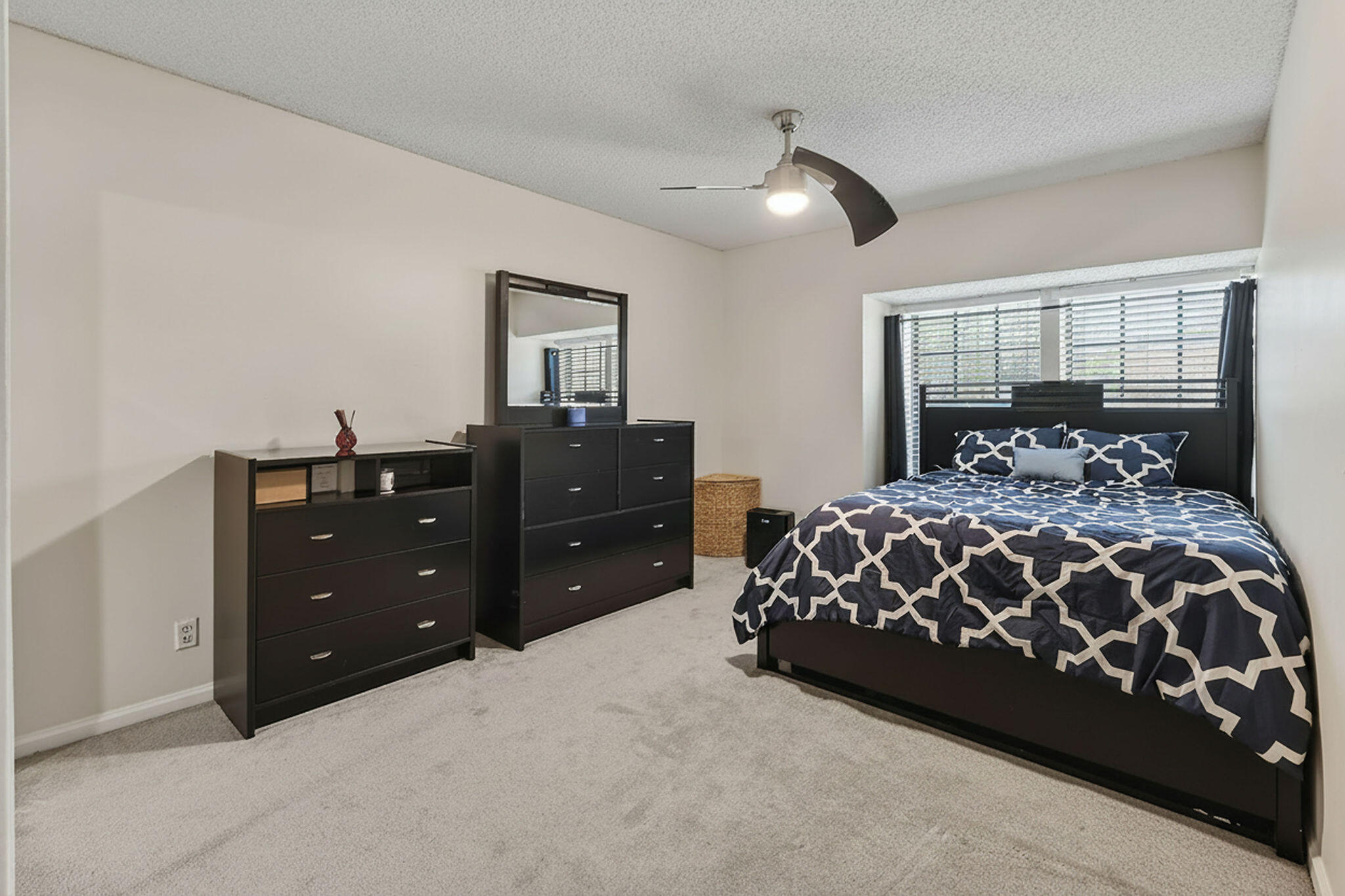 27-43-41~ TH PT OF NLY 662.08 FT OF WLY 374.41 FT - Residential