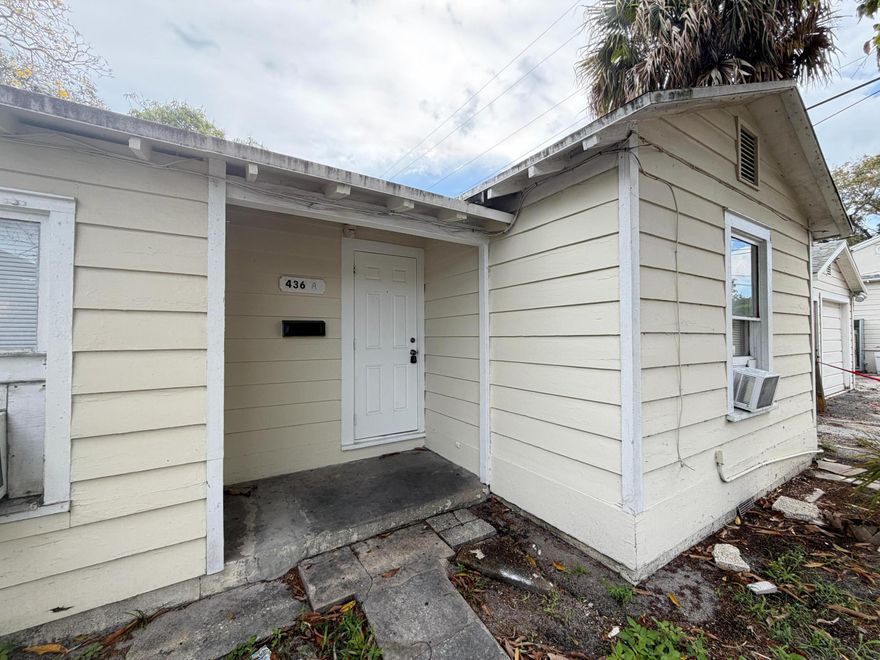 1 bed 1 bath apartment freshly painted and ready for next tenant.Unit lots of storage. Great view. No HOA and easy application. Great community - centrally located. + Water included in rent.