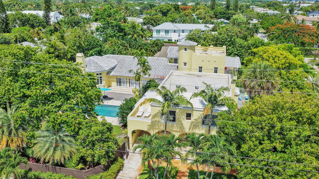 Photo of 1201 N Swinton Avenue, Delray Beach, FL 33444 (MLS # B26054428)