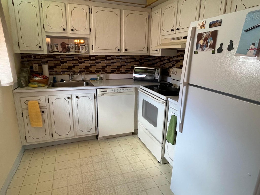 Photo of 41 Saxony 'A', Delray Beach, FL 33446 (MLS # R10990336)