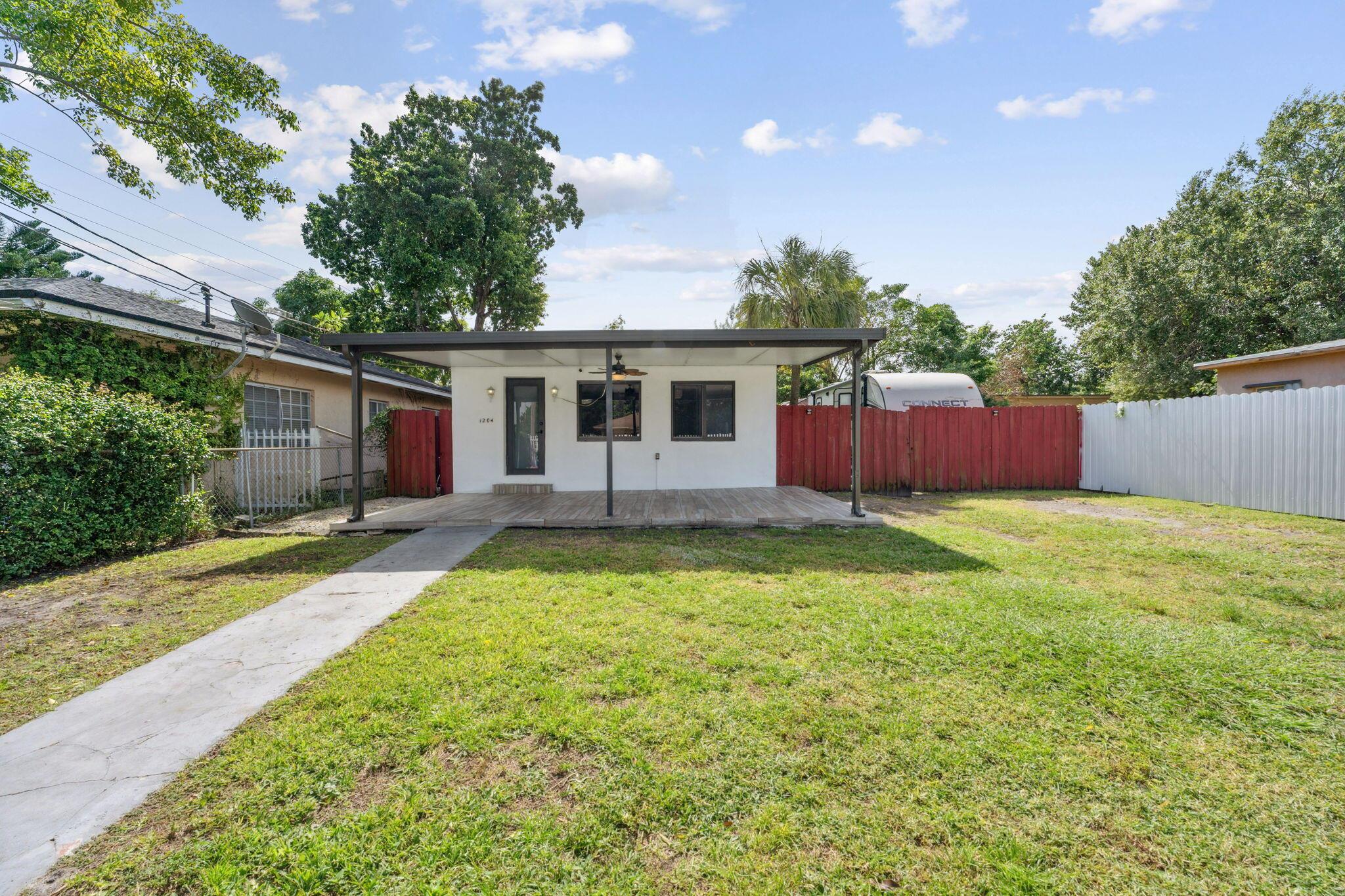 Welcome to your dream home! This charming 2-bedroom, 1-bathroom single-family house in a good location with all services included (water, electricity, WiFi, TV services and lawn care for worry-free living. Gated parking for up to 3 cars. Fast Approval, 500+, Credit score required, Move in immediately. First and Security deposit. Don't miss this opportunity to make it yours!