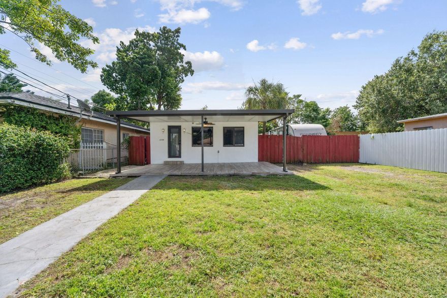 Welcome to your dream home! This charming 2-bedroom, 1-bathroom single-family house in a good location with all services included (water, electricity, WiFi, TV services and lawn care for worry-free living. Gated parking for up to 3 cars. Fast Approval, 500+, Credit score required, Move in immediately. First and Security deposit. Don't miss this opportunity to make it yours!
