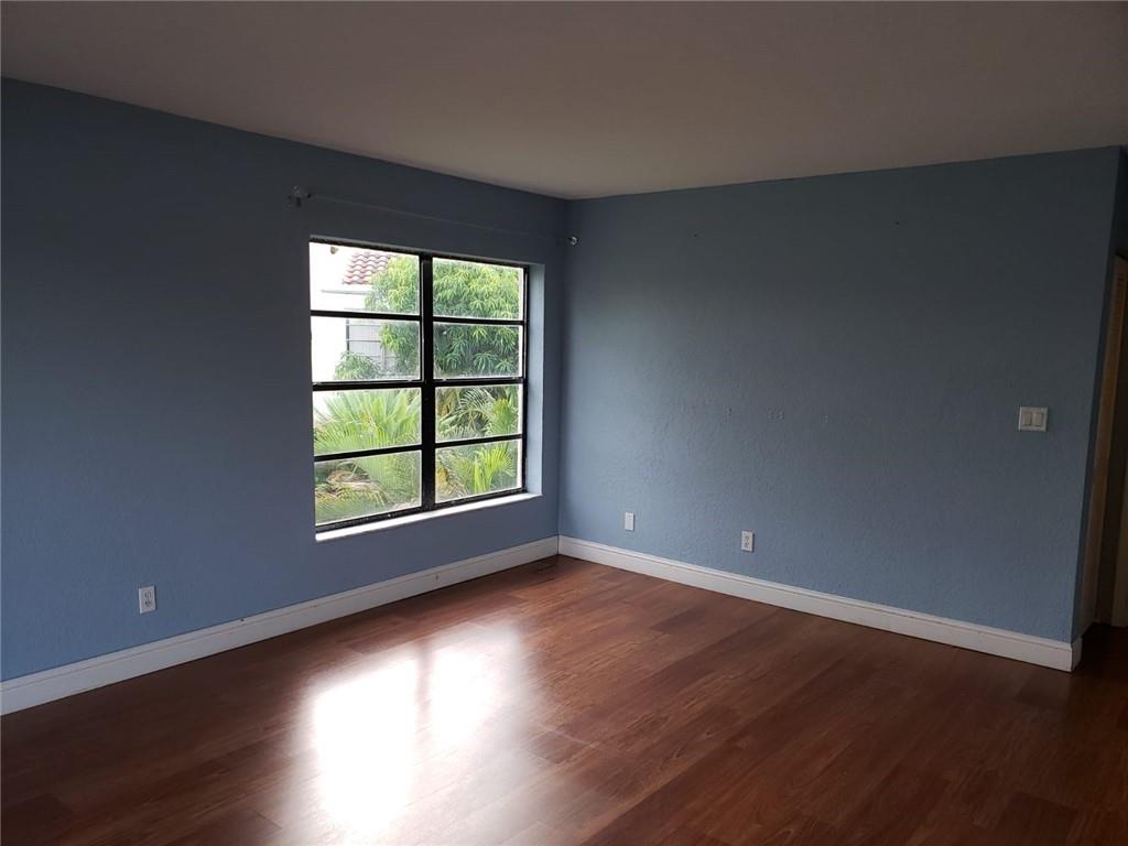 COURTS OF INVERRARY - Residential