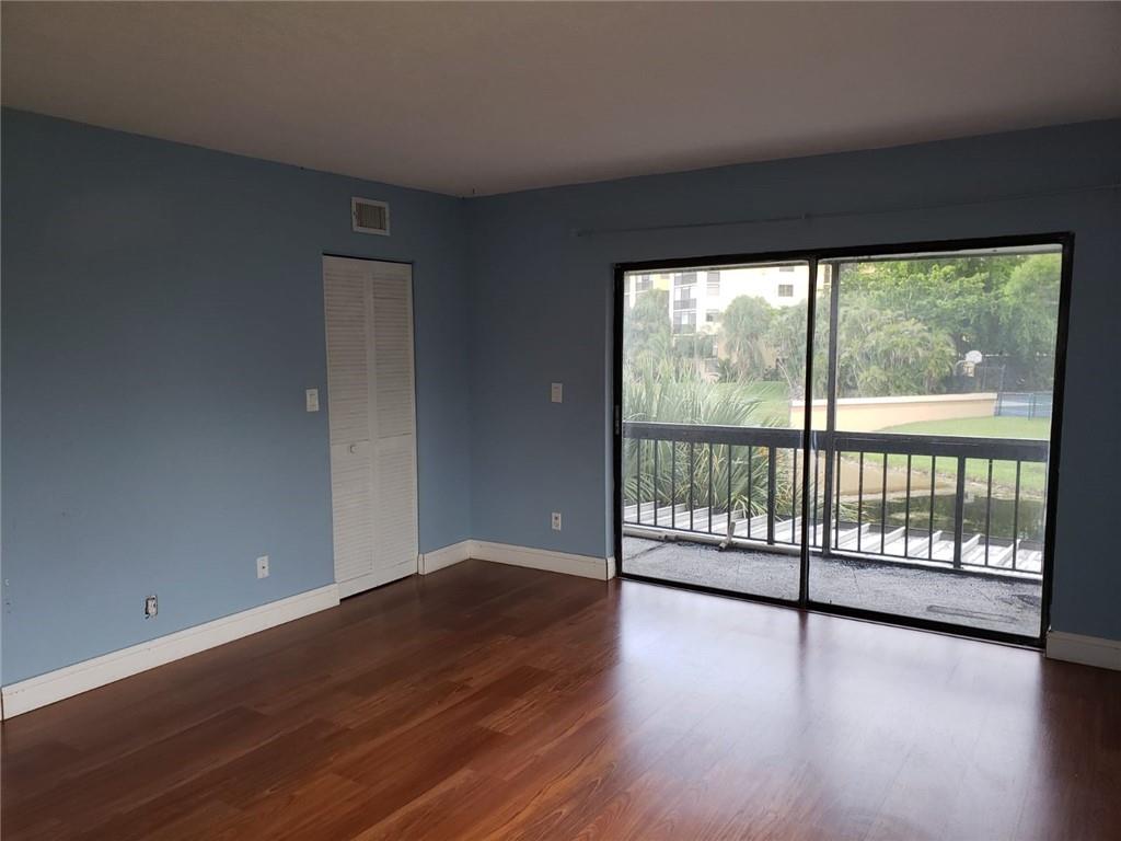 COURTS OF INVERRARY - Residential