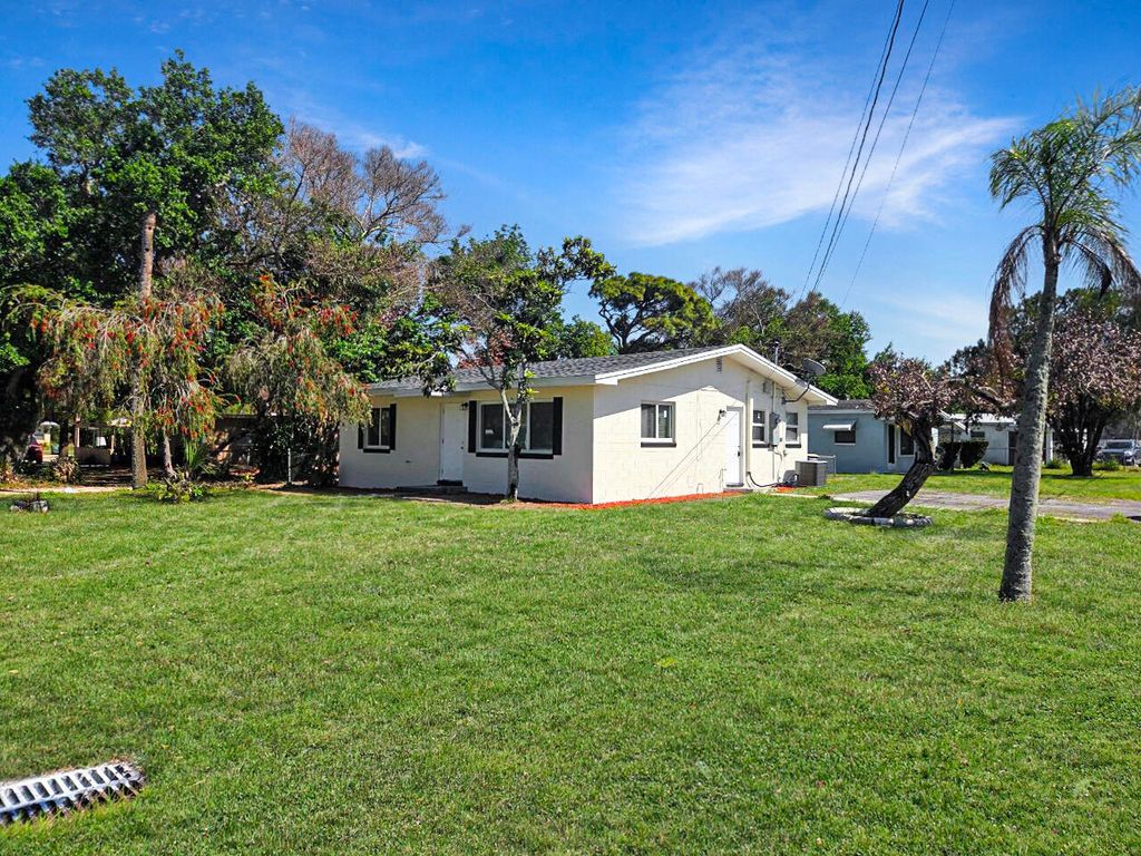 Photo of 1405 Citrus Avenue, Fort Pierce, FL 34950 (MLS # B26006770)
