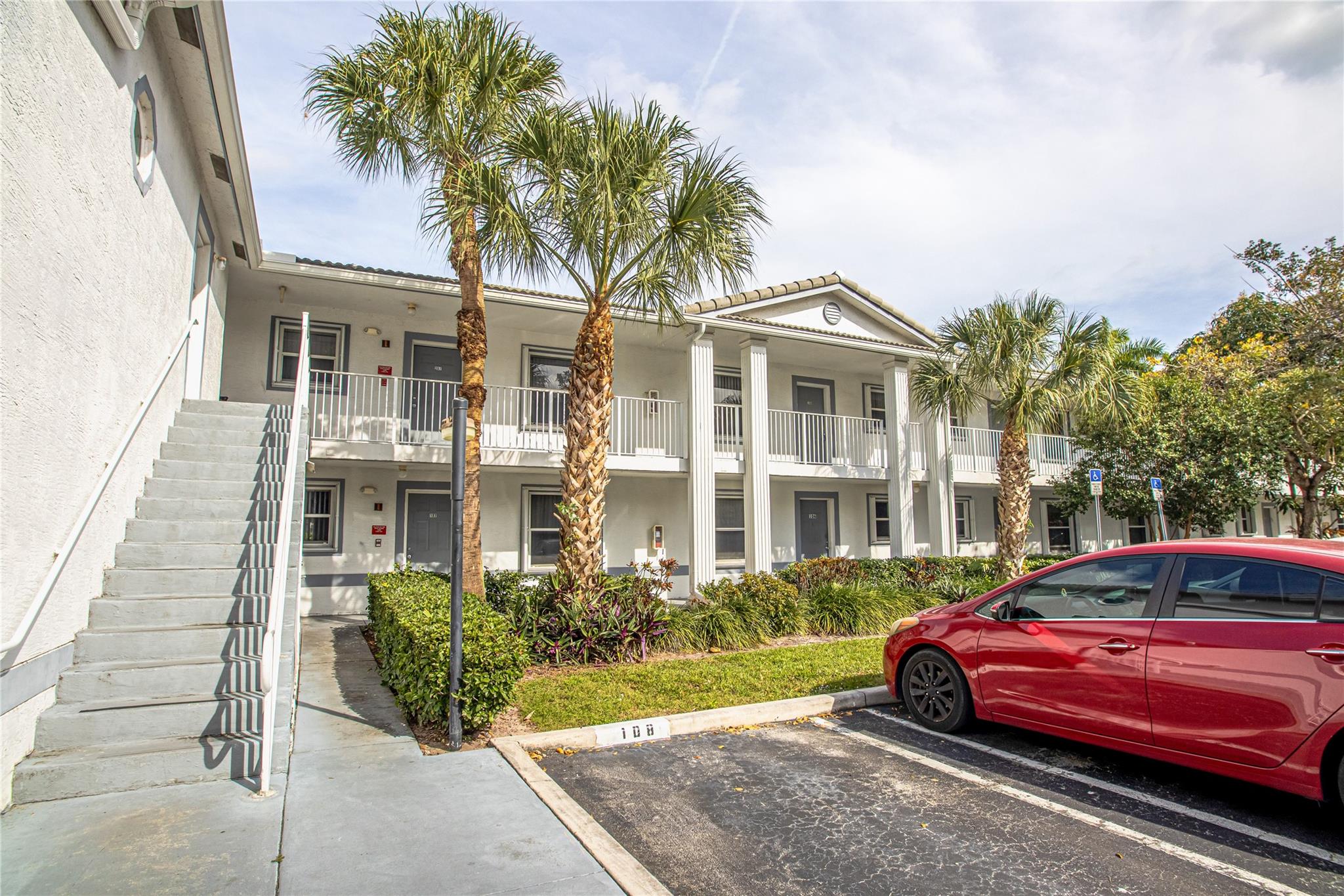 Coral Springs Best Kept Secret! This Spacious 1st Floor 1 Bedroom 1 Bath 1st Has Beautiful Water Views, Private Patio Area, Full Size Washer & Dryer! Master Bedroom Has A Large Walk-In Closet. Tenant Pays $50 For Water. NO HOA! Fast Move-In Available ! THIS IS A MUST SEE !