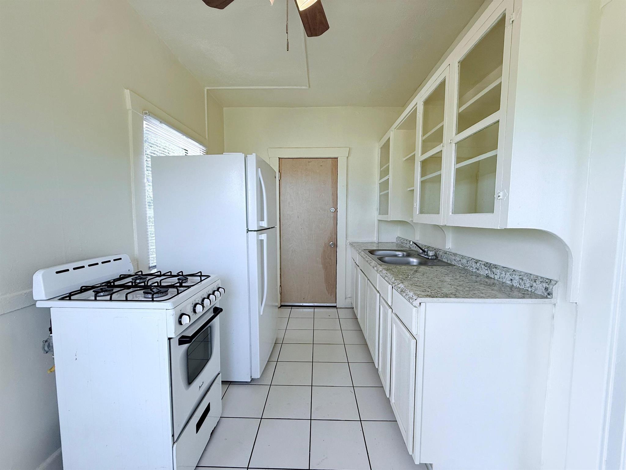 Cozy 1 bed, 1 bath apartment featuring a mix of carpet and tile flooring. Functional layout with a comfortable living space, well-sized bedroom, and full bathroom. Ideal for convenient living with easy access to local shopping, dining, and major roads. Ready for immediate move-in.