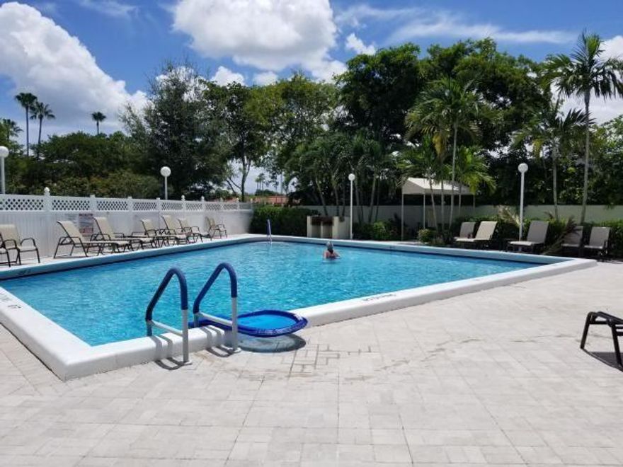 This 2nd floor 2 bed 2 bath is located in a 55+ community just off Atlantic Ave. Rent includes basic cable HBO, Internet and water. Use of Huntington Lakes club house, gym, pool and more. Brand new kitchen appliances.
Walk to shopping plaza. 15 minutes to downtown Delray and beach.