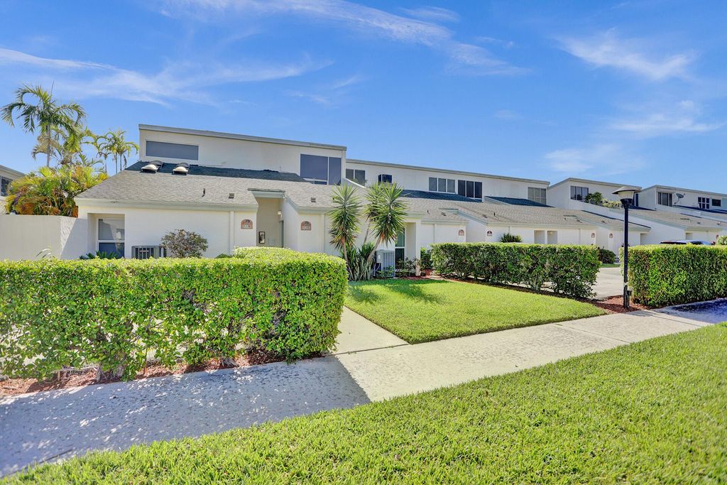 Photo of 118 Castlewood Drive #120, North Palm Beach, FL 33408 (MLS # R10889349)