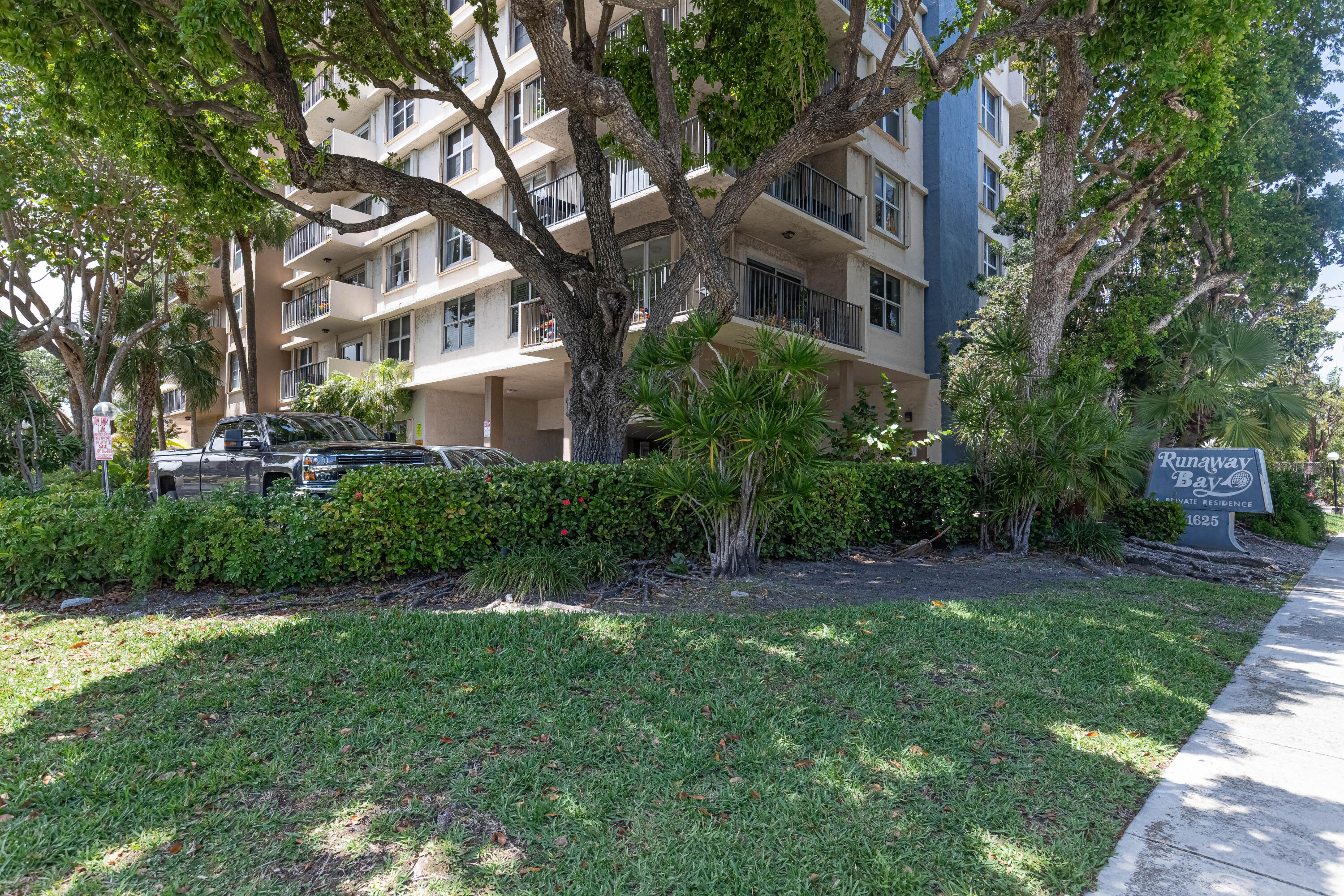RUNAWAY BAY CONDO - Residential