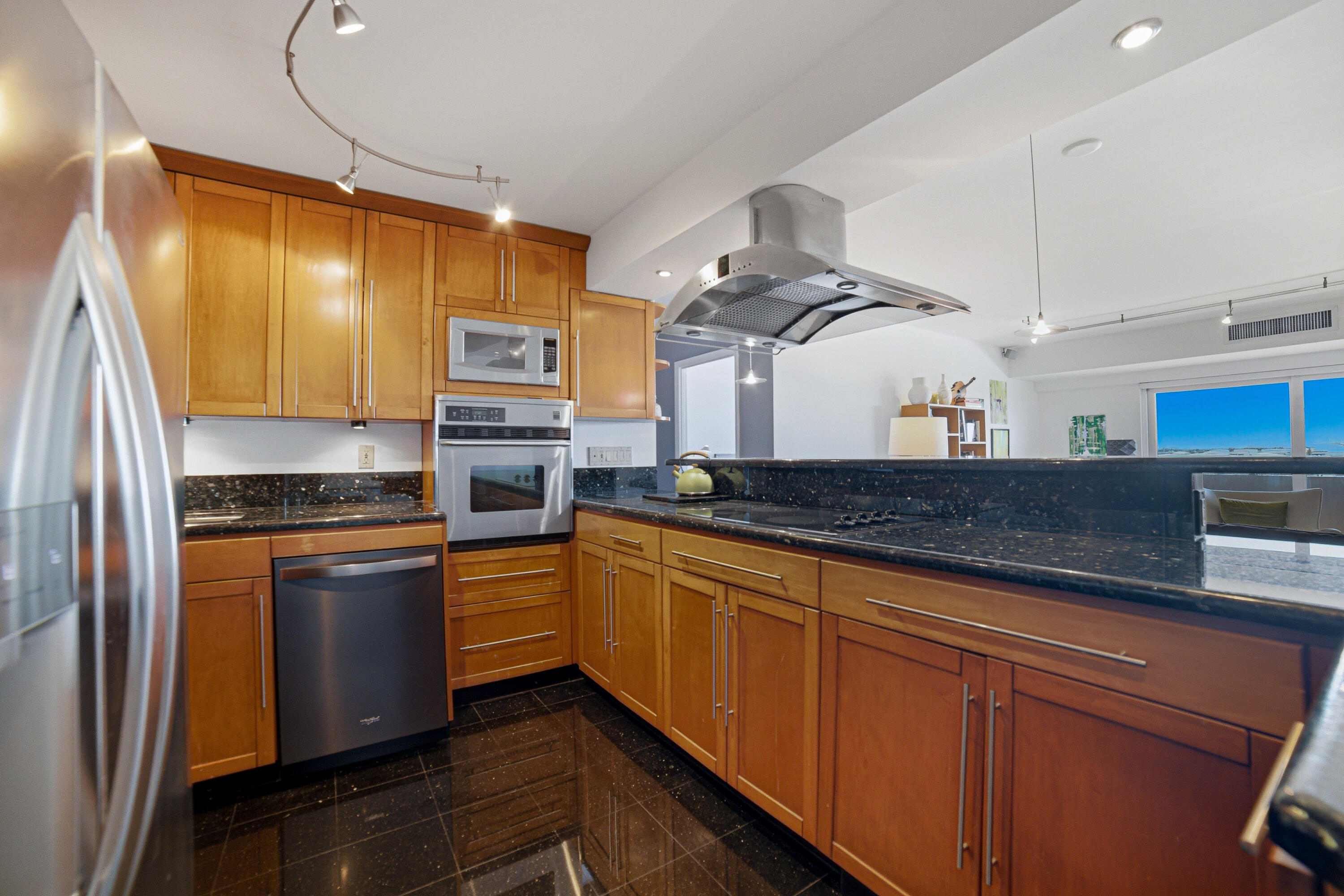 RUNAWAY BAY CONDO - Residential