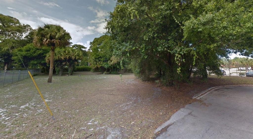 1/4 ACRE RESIDENTIAL CLEARED LOT WITH NICE TREES IN FORT PIERCE, CLOSE TO DOWNTOWN, THE FORT PIERCE MARINA, SEE MANATEES AT THE OBSEVATION CENTER, WITH PLENTY OF SHOPPING, BANKING AND CLOSE TO A BEATIFUL DOWNTOWN , FORT PIERCE MARINA AND SHORT DRIVE TO THE BEACH AND JETTIE PARK