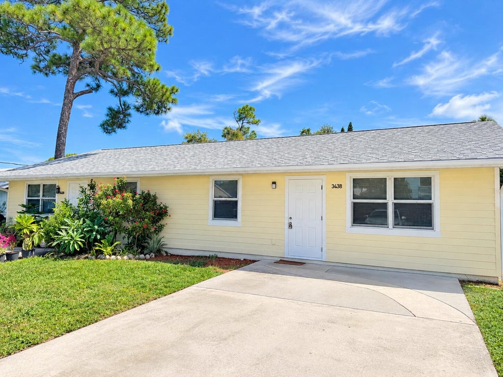 Photo of 3438 SE IRIS Street, Stuart, FL 34997 (MLS # B26075199)