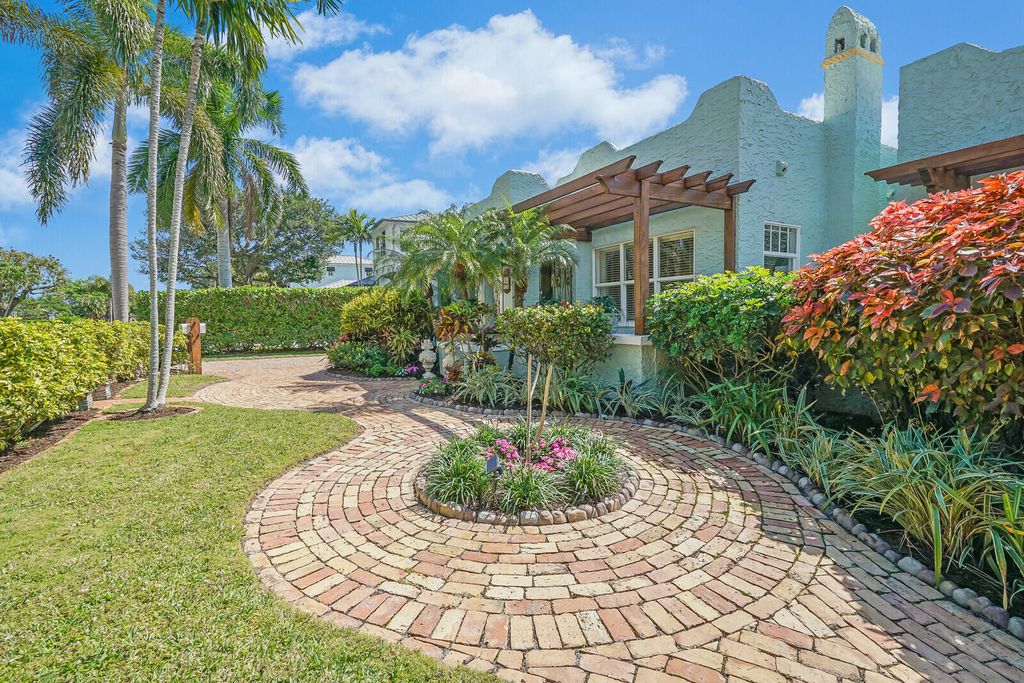 Photo of 110 NE 7th Street, Delray Beach, FL 33444 (MLS # R10964226)