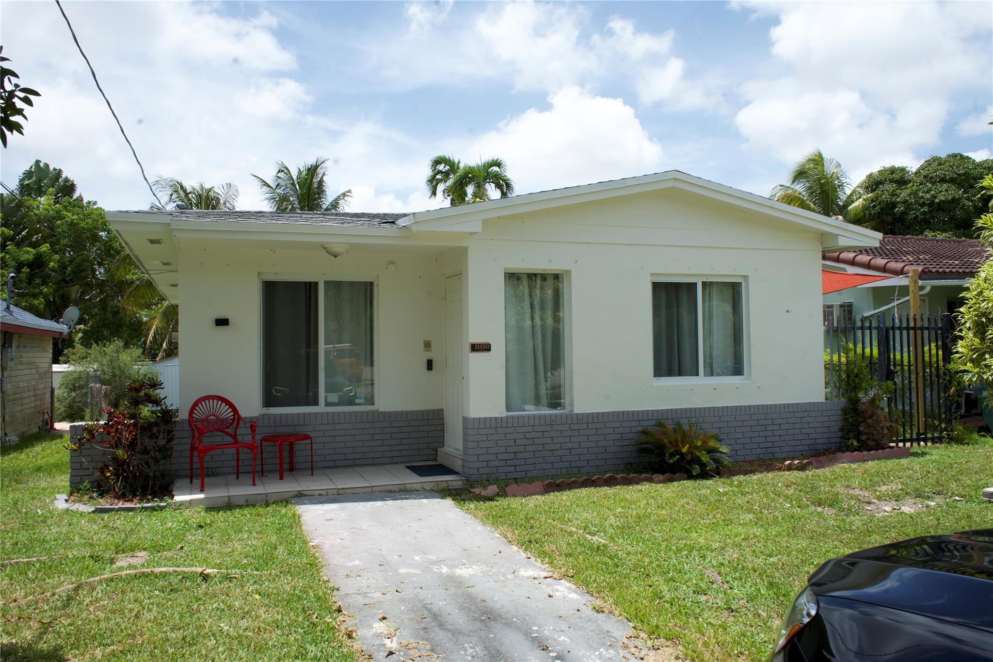 Charming FURNISHED 3 Bedroom 2 bathroom rental in Miami Shores/Biscayne Park
Step into this beautifully updated single-family home with bright, open living spaces accentuated by gleaming porcelain tile and warm laminate flooring in the bedrooms. The master suite has been fully remodeled with luxury fixtures and spa-style touches. Both bathrooms have been tastefully refreshed.
Enjoy a modern kitchen equipped with stainless steel appliances, sleek countertops, and ample cabinetry.
Outdoors, the property sits on a spacious lot with plenty of room for outdoor living. Property offers ample space with 4 parking spots and street parking if needed. Located in a peaceful neighborhood.
