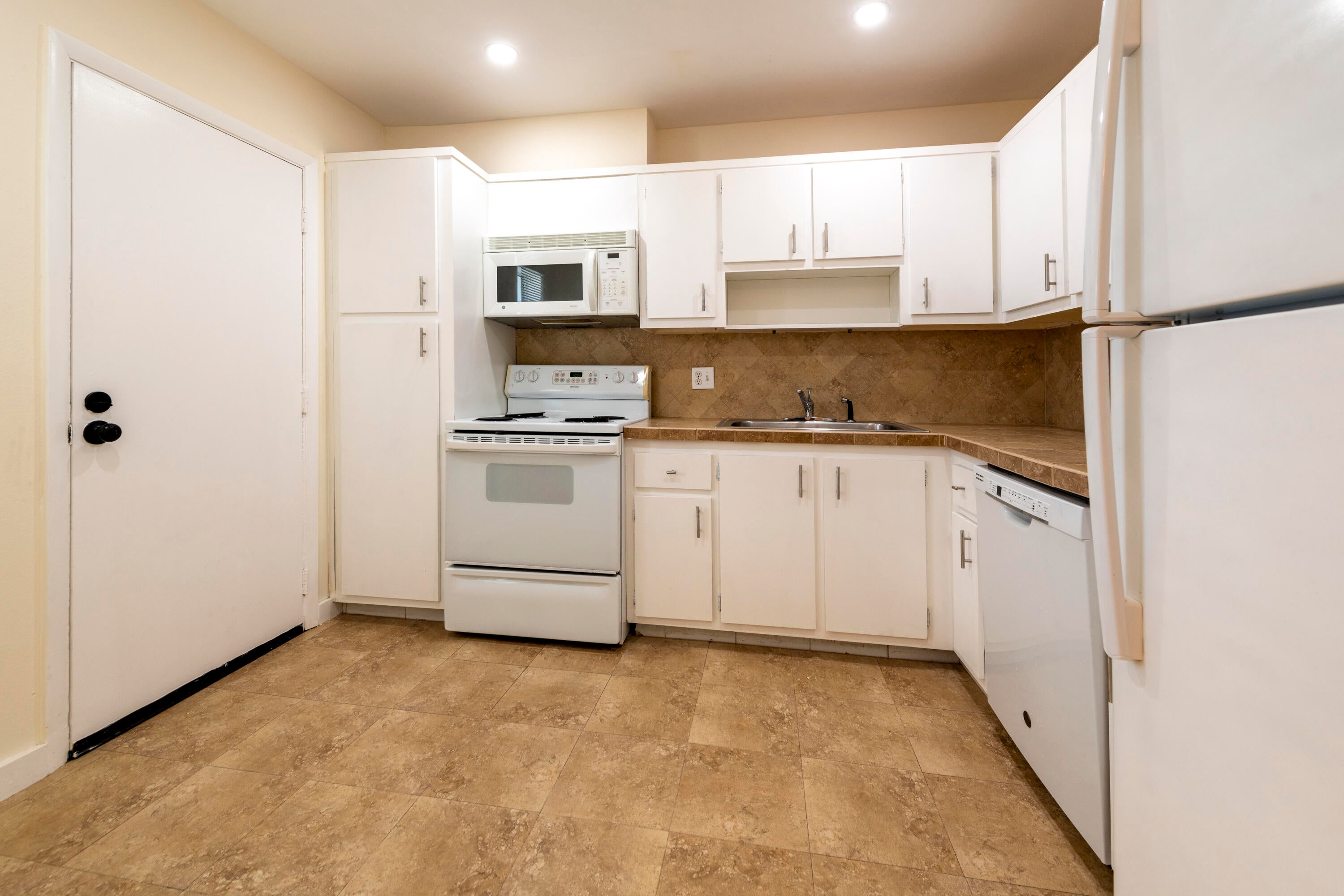 6061 N Falls Cir Drive 402