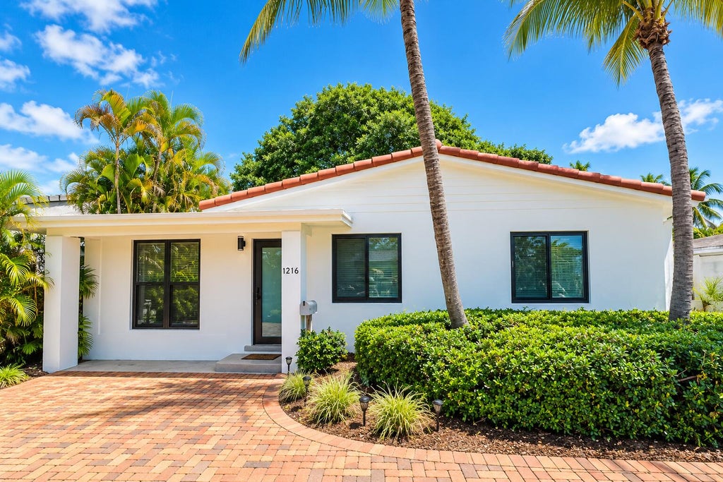 Photo of 1216 NE 16th Terrace, Fort Lauderdale, FL 33304 (MLS # B26085725)