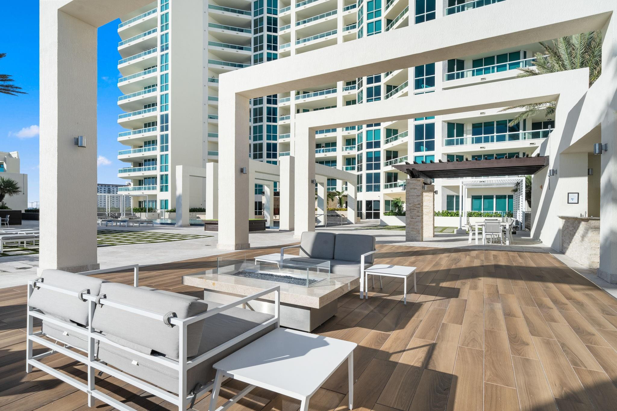 Las Olas Beach Club - Residential