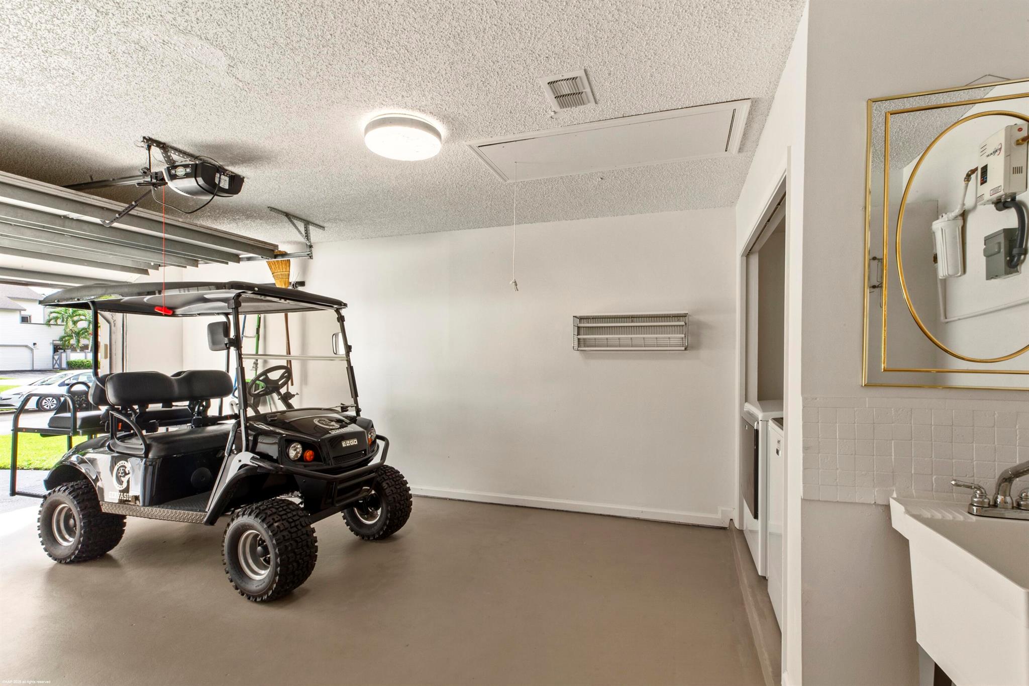 BEDFORD MEWS AT WELLINGTO - Residential Lease