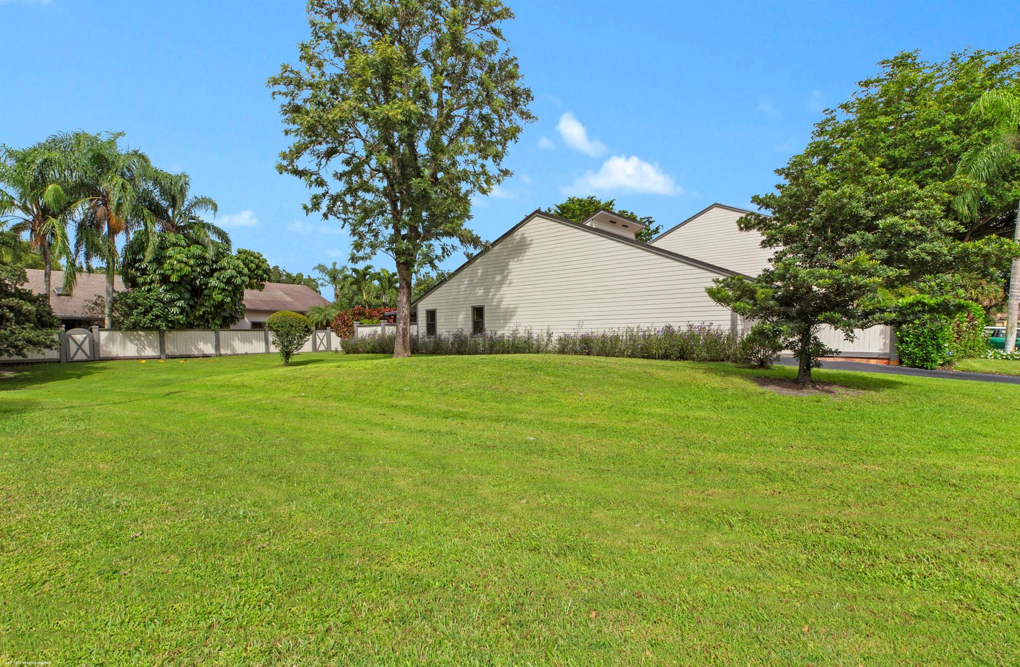 BEDFORD MEWS AT WELLINGTO - Residential Lease