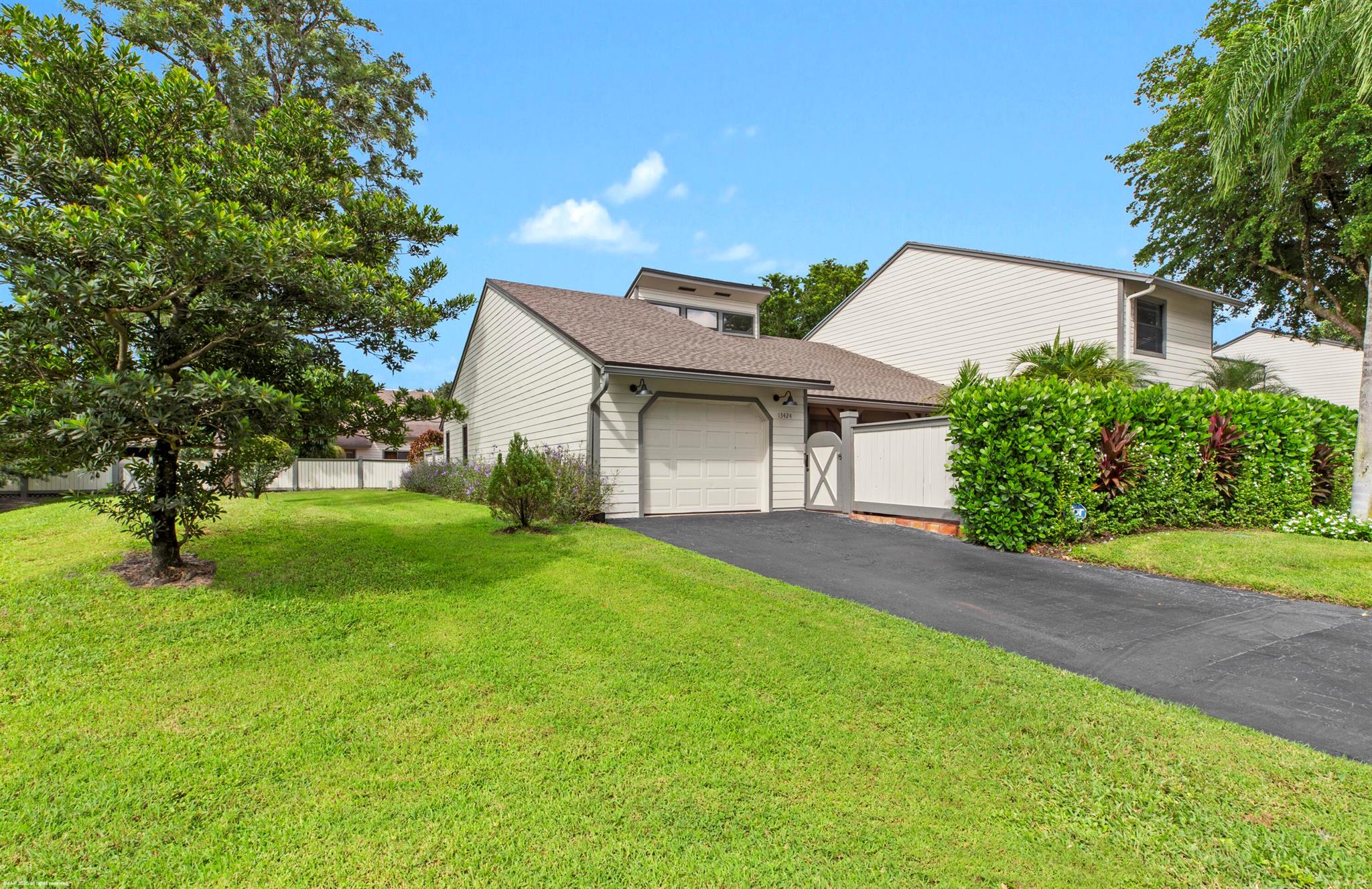 BEDFORD MEWS AT WELLINGTO - Residential Lease