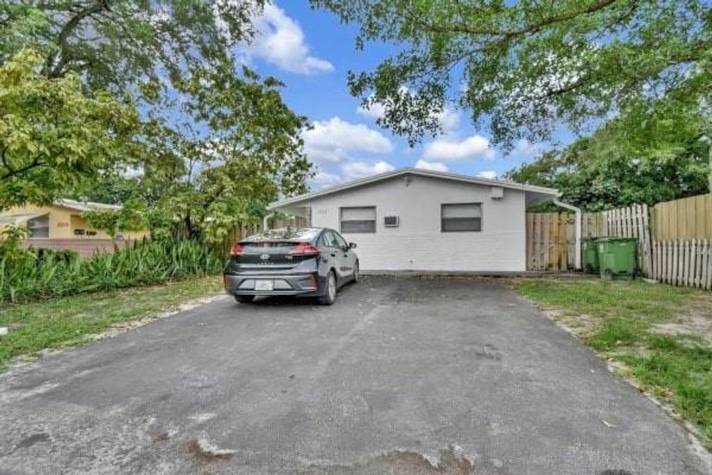 Photo of 1808 SW 20th St #2, Fort Lauderdale, FL 33315 (MLS # F10511202)