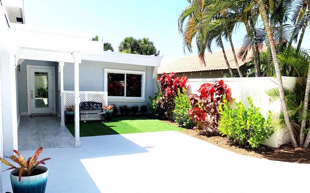 Photo of 102 W Tarpon Lane W, Jupiter, FL 33477 (MLS # R10784975)