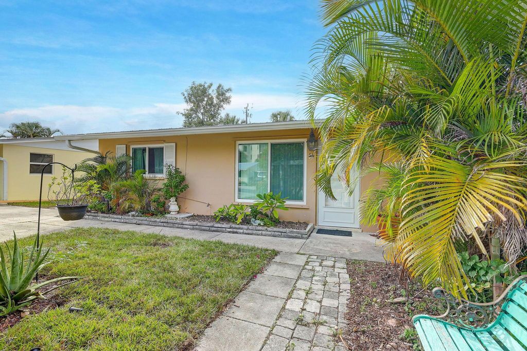 Photo of 44 SE Sailfish Lane, Stuart, FL 34996 (MLS # R11140397)