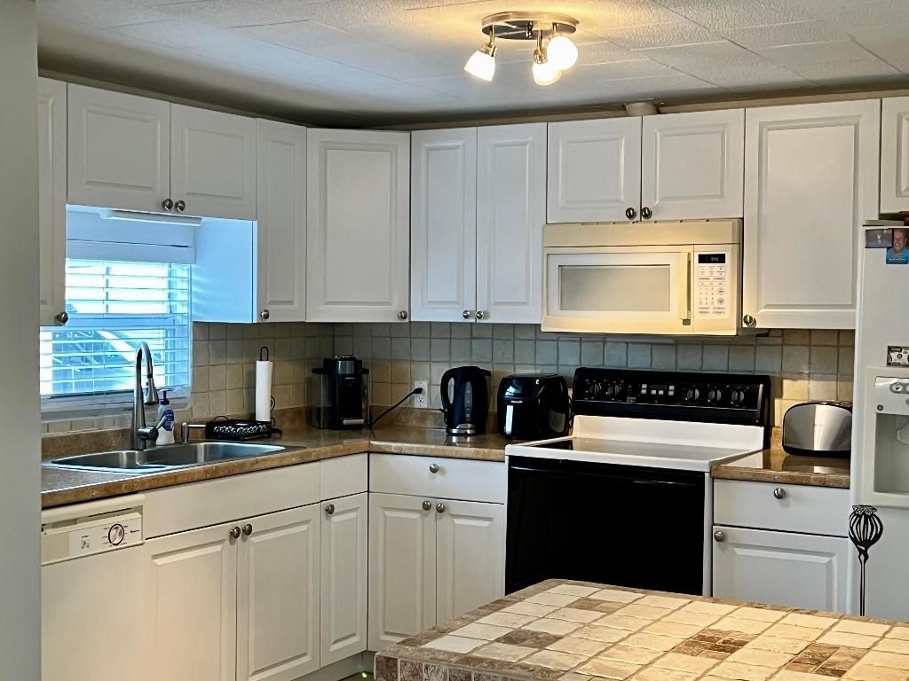 Photo of 3325 St, Hollywood, FL 33021 (MLS # R11157251)