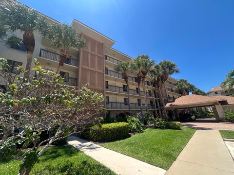 Photo of 1901 Marina Isle Way #302, Jupiter, FL 33477 (MLS # B26041264)