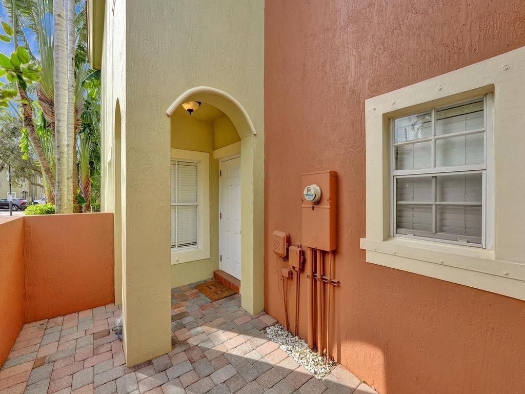 Photo of 186 Lake Monterey Circle, Boynton Beach, FL 33426 (MLS # F10420155)