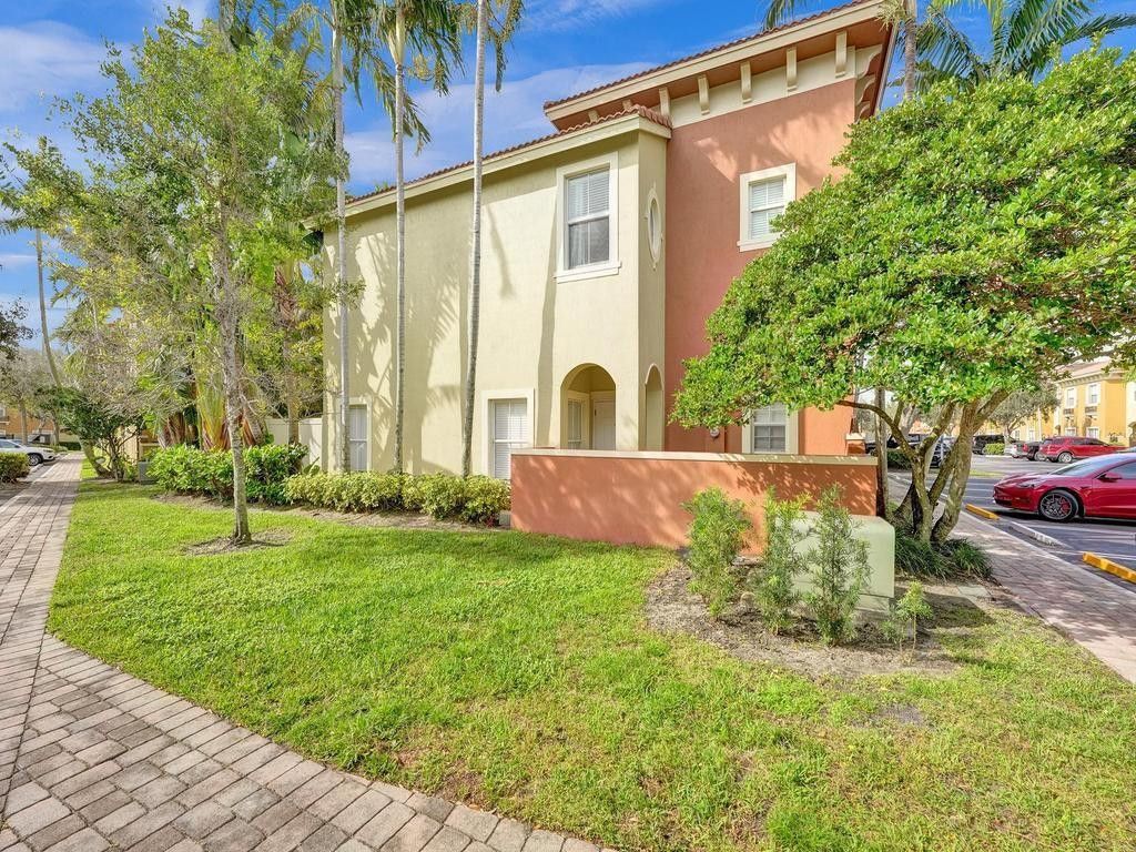 Photo of 186 Lake Monterey Circle, Boynton Beach, FL 33426 (MLS # F10420155)
