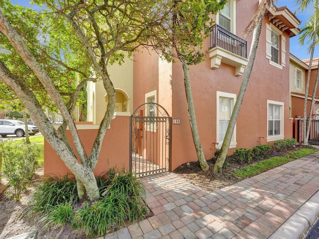 Photo of 186 Lake Monterey Circle, Boynton Beach, FL 33426 (MLS # F10420155)