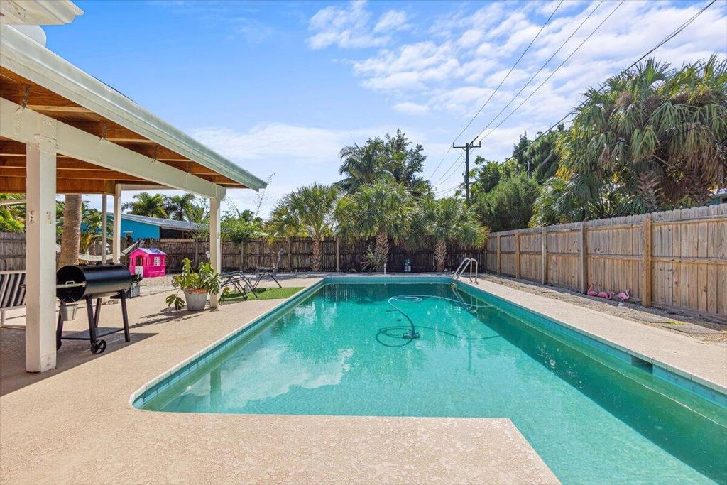 Photo of 602 SE Flamingo Avenue, Stuart, FL 34996 (MLS # R10934679)