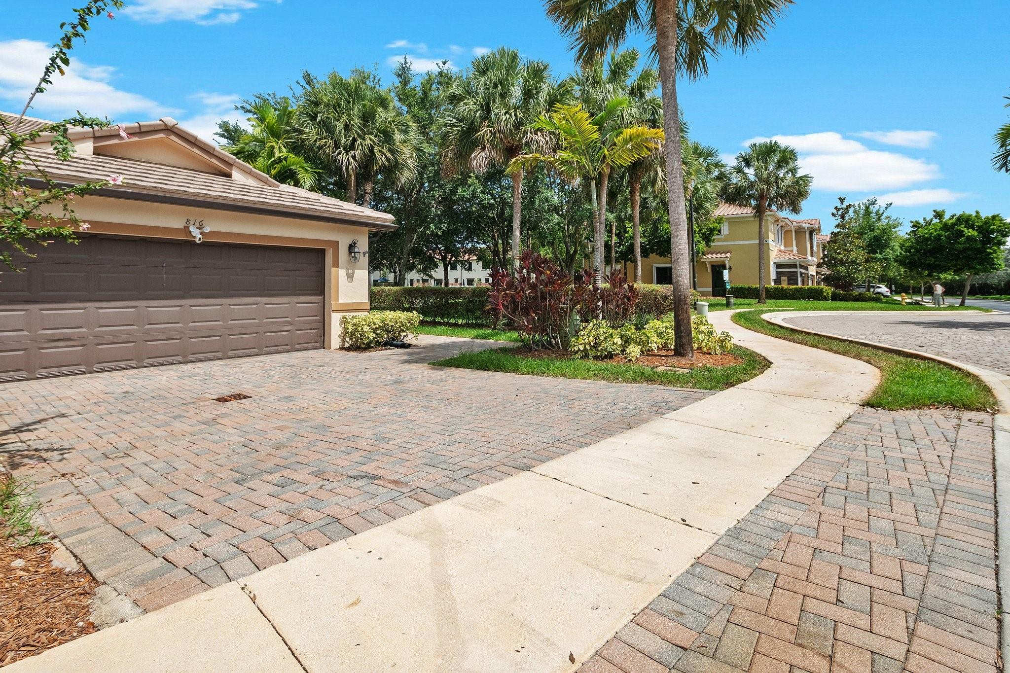 816 W Village Cir 816