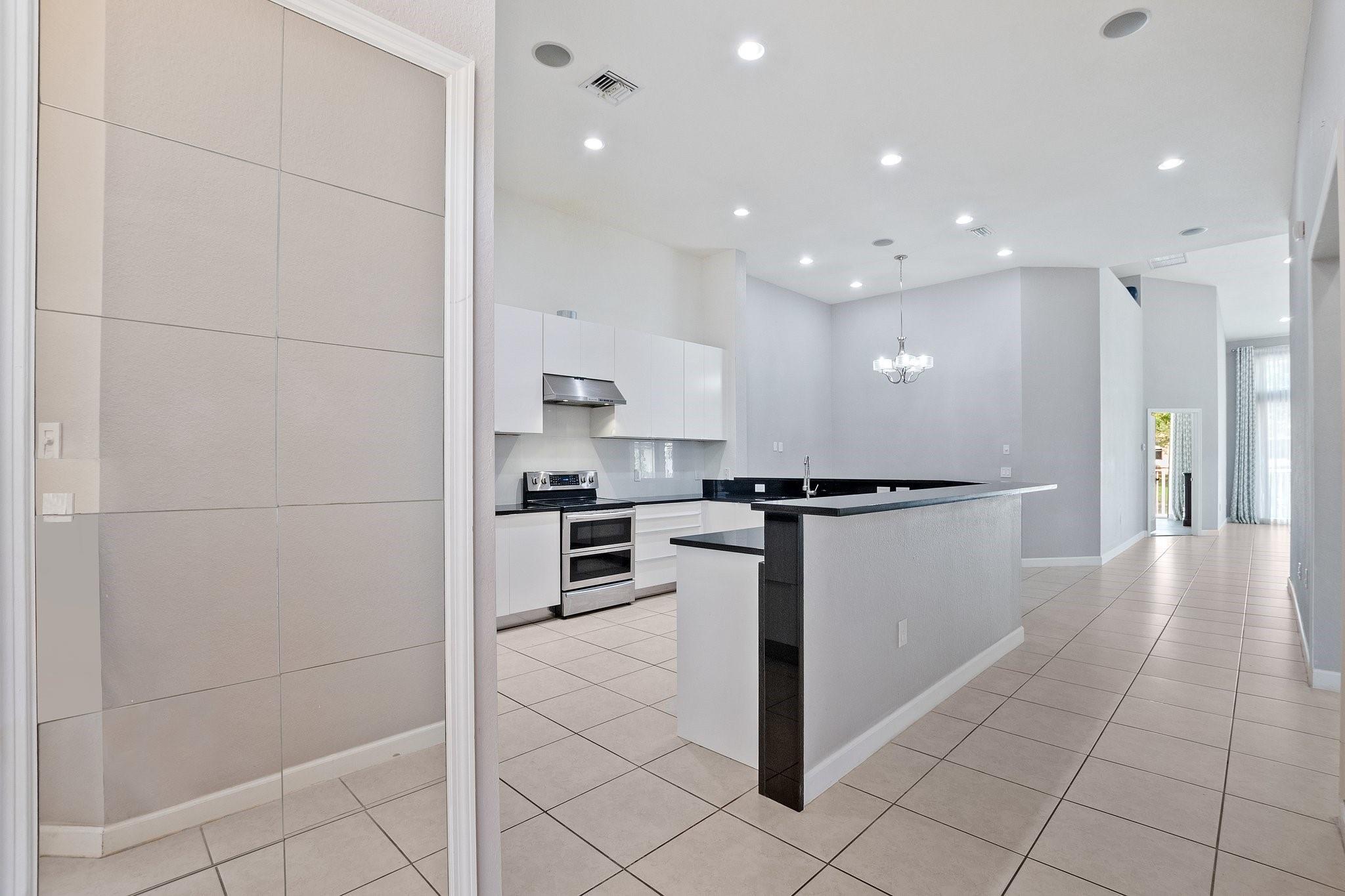 816 W Village Cir 816