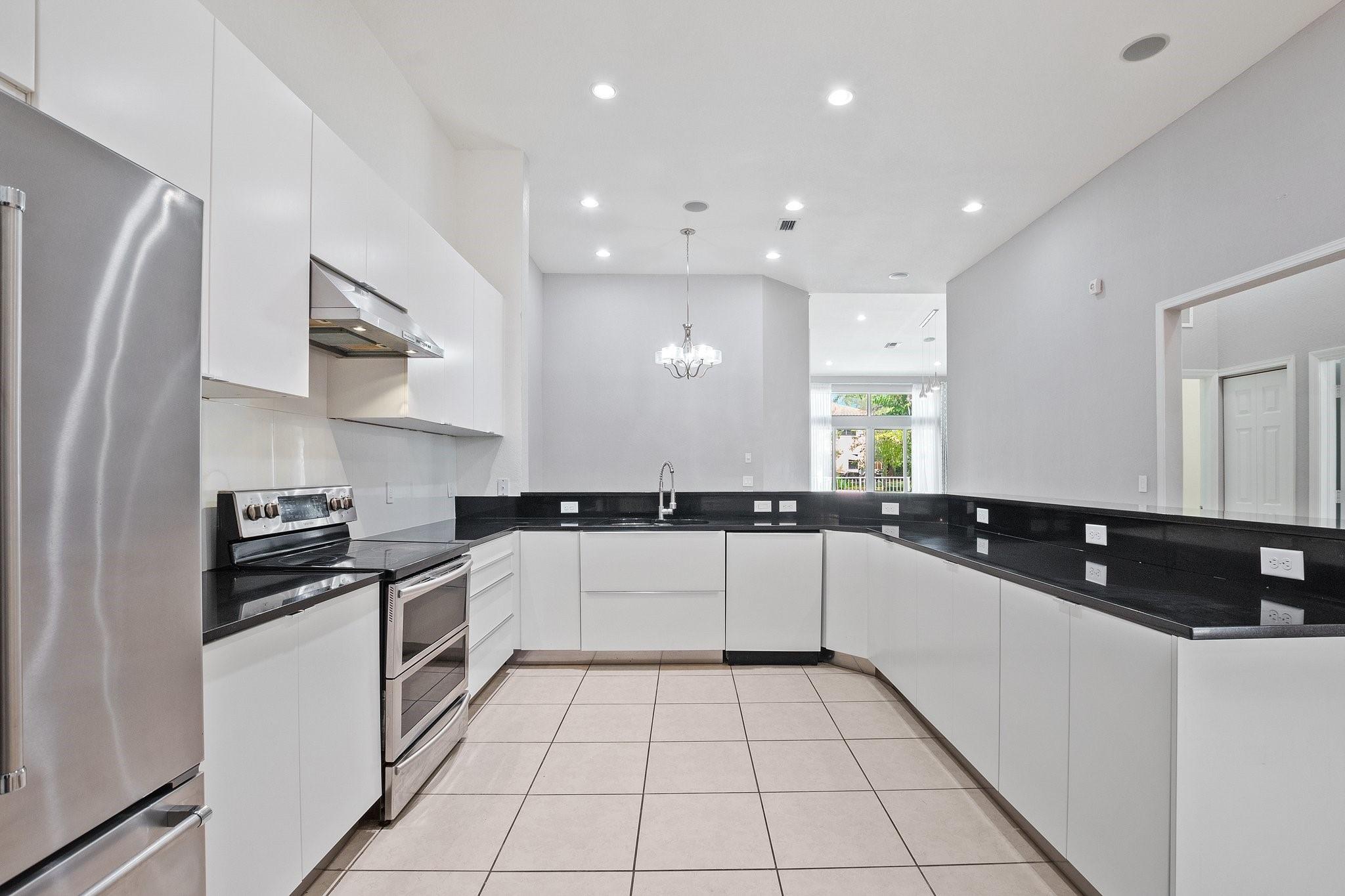 816 W Village Cir 816