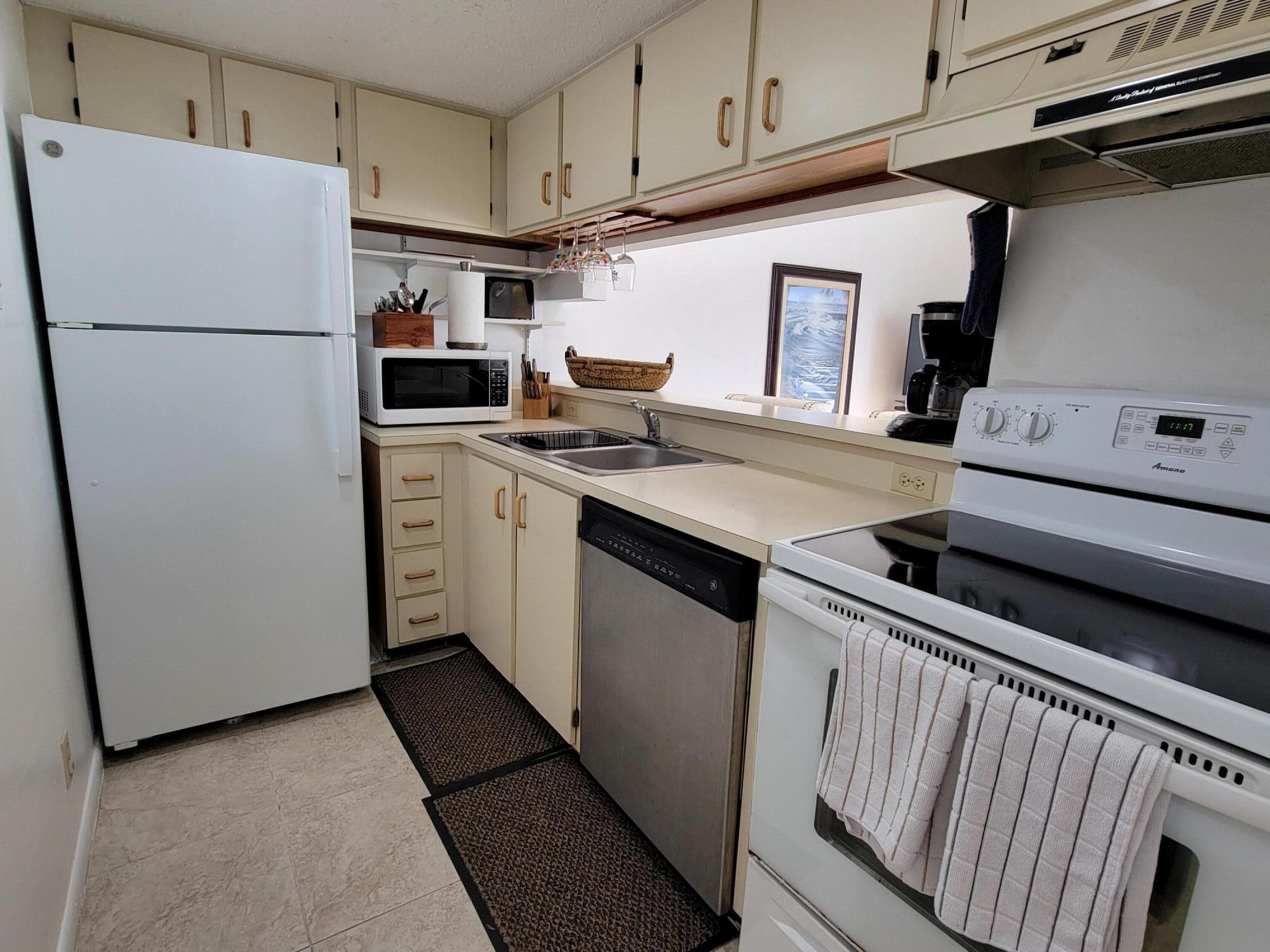 POOLSIDE VILLAS AT THE RACQUET CLUB CONDO FILE - Residential Lease