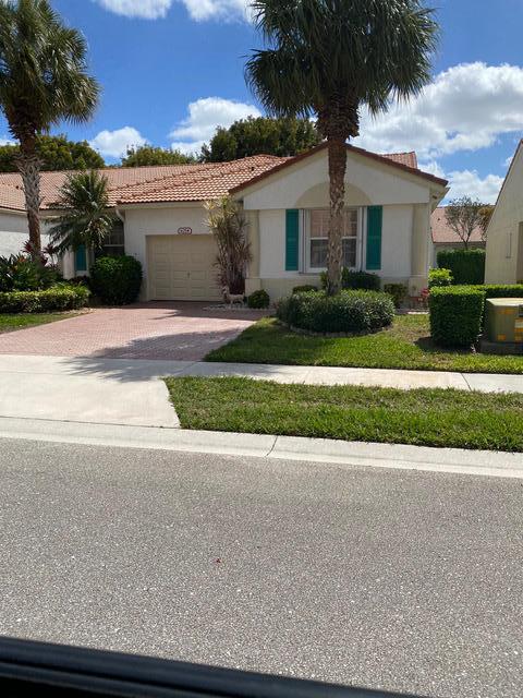+55 Community 2 bedroom plus den. Close to I95 and there Florida Turnpike. Close to trendy downtown Delray Beach where the action is. Active Community. Tennis, Pickleball,9 hole miniature golf, Bocce Ball, Shuffleboard, 2 pools and hot tub. Fitness Center, Grand Ballroom, Library,Billiards, Card room. Active Italian-American Club, Jewish Club, Mens Club, Women's Club, Book Club, News Club. You won't be disappointed here. So much to do and friendly residents.