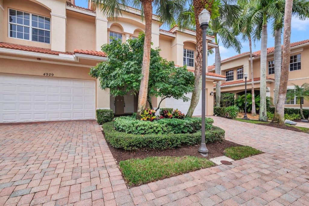 Photo of 4931 Vine Cliff Way E, Palm Beach Gardens, FL 33418 (MLS # R10949856)